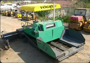 Vögele marka yeşil finişer, makine parkında